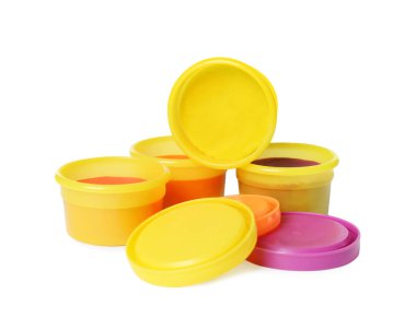 Beyaz arka planda renkli oyun hamuru olan plastik kaplar
