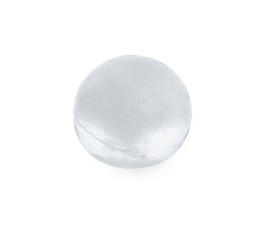 Bir eriyen buz topu beyazda izole edilmiş.