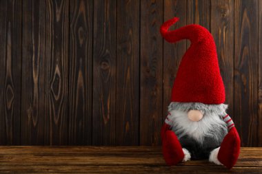 Tahta masadaki sevimli Noel cücesi. Metin için boşluk