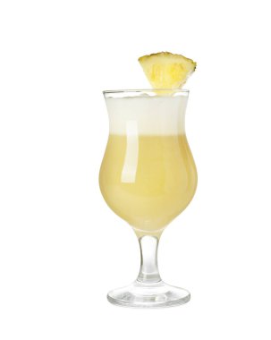 Beyaz arka planda Lezzetli Pina Colada kokteyli