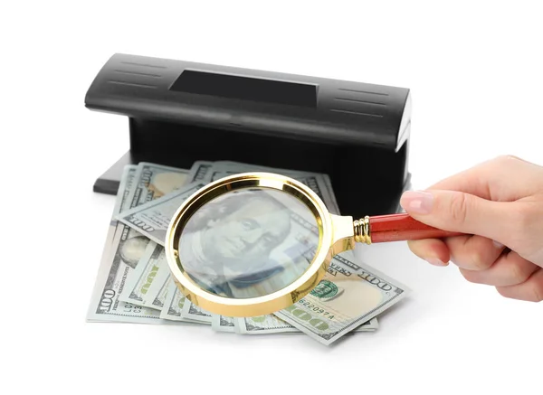 Kadın Dolar Banknotlarını Para Detektörü Beyaz Arka Planda Büyüteçle Kontrol — Stok fotoğraf