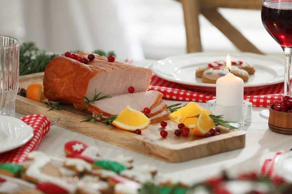 Jantar Festivo Com Delicioso Presunto Servido Mesa Dentro Casa Celebração — Fotografia de Stock