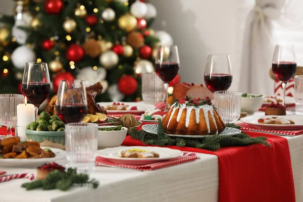 Jantar Festivo Com Comida Deliciosa Vinho Mesa Dentro Casa Celebração — Fotografia de Stock