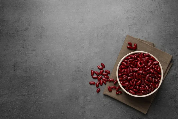 Frijoles Rojos Crudos Con Tazón Servilleta Sobre Mesa Gris Puesta — Foto de Stock