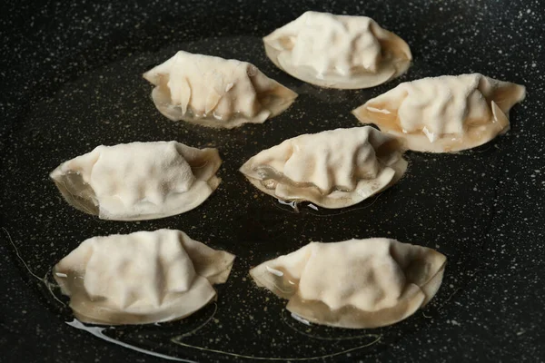 Főzés Gyoza Serpenyőben Forró Olajjal Közelkép — Stock Fotó