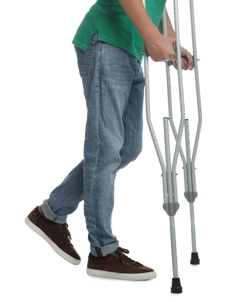 腿受伤的男子使用白色背景的拐杖 — 图库照片