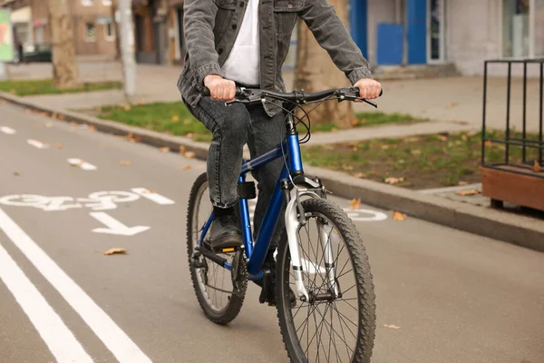 Чоловік Їде Велосипеді Провулку Місті Крупним Планом — стокове фото