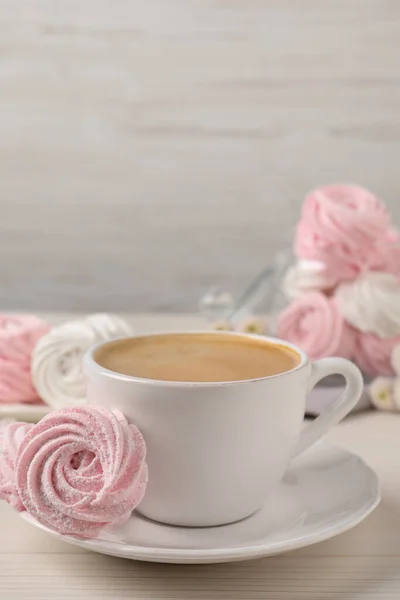 美味的粉红色棉花糖和放在木制桌子上的咖啡 — 图库照片