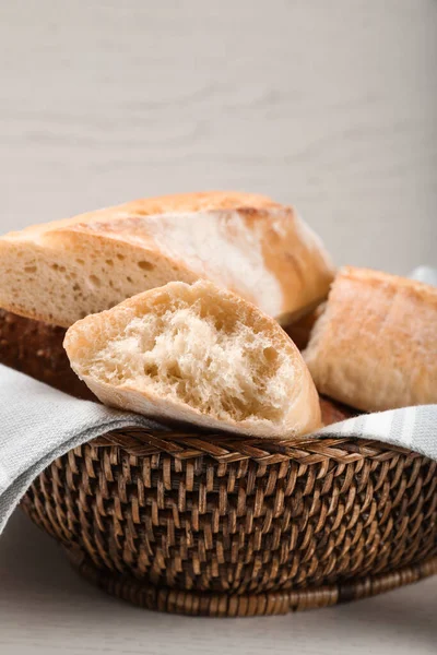 Verschiedene Leckere Baguettes Korb Auf Weißem Holztisch Nahaufnahme — Stockfoto