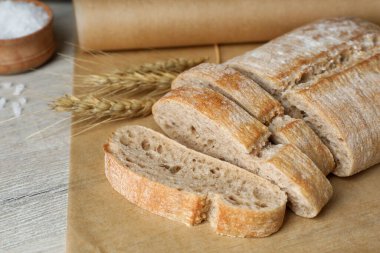 Beyaz ahşap masada taze taze ciabatta, yakın plan.