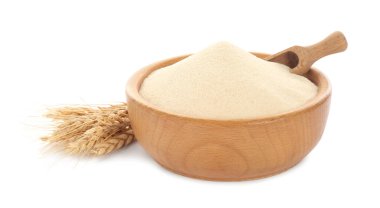 Semolina ve beyaz arka planda ahşap kasede kepçe
