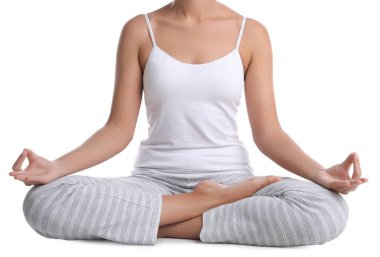 Beyaz arka plan üzerinde meditasyon yapan Afro-Amerikalı kadın, yakın plan.