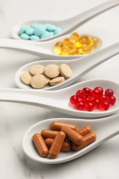 Colheres Com Diferentes Suplementos Dietéticos Mesa Branca — Fotografia de Stock