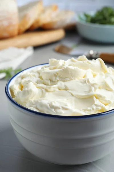 Skål Med Välsmakande Färskost Grått Bord Närbild — Stockfoto