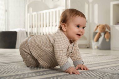 Şirin Bebek evde yerde sürünüyor