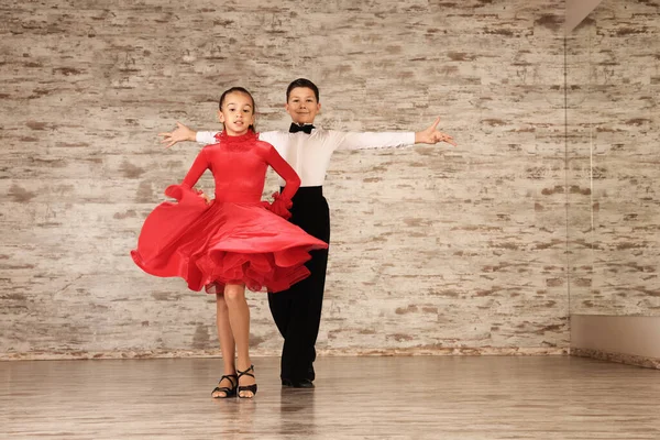 Hermosa Pareja Niños Bailando Juntos Estudio — Foto de Stock