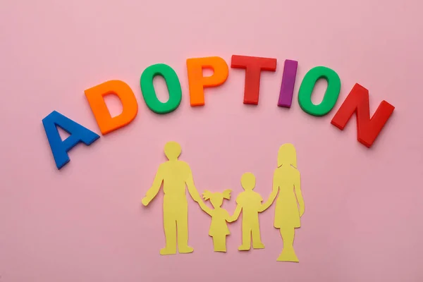 Familienfigur Und Wort Adoption Auf Rosa Hintergrund Flache Lage — Stockfoto