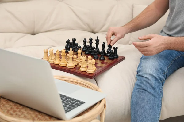 Man Spelar Schack Med Partner Genom Online Videochatt Hemma Närbild — Stockfoto