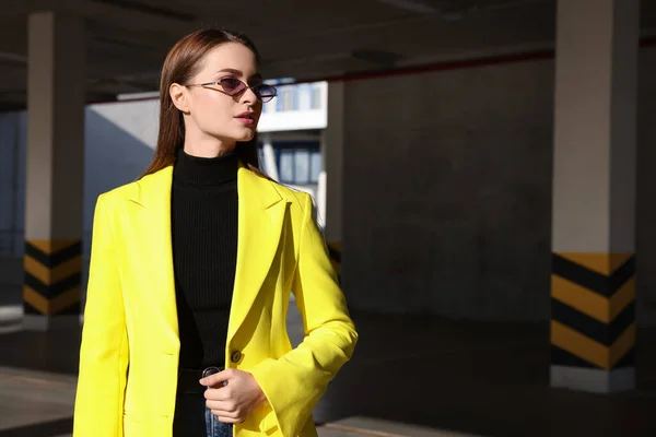 Modieuze Jonge Vrouw Stijlvolle Outfit Met Geel Jasje Open Parkeergarage — Stockfoto