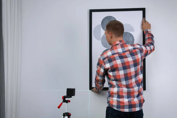 Homem Usando Nível Laser Linha Cruzada Para Pendurar Pintura Parede — Fotografia de Stock