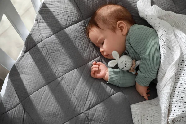 Niedliches Kleines Baby Das Kinderbett Schläft Von Oben Gesehen Raum — Stockfoto
