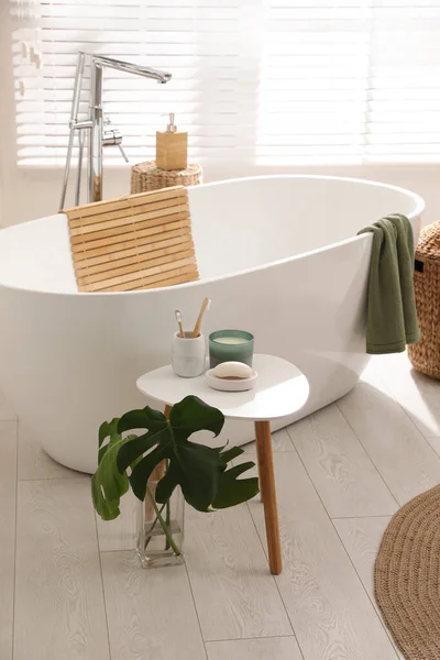 Elegante Baño Interior Con Hojas Verdes Artículos Tocador Diseño Del —  Fotos de Stock