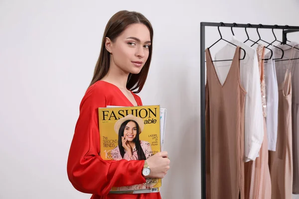 Jeune Femme Avec Magazine Mode Près Porte Vêtements Intérieur — Photo