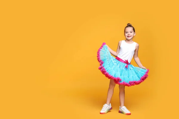 Sarı Arka Planda Dans Eden Etekli Tatlı Küçük Kız Metin — Stok fotoğraf