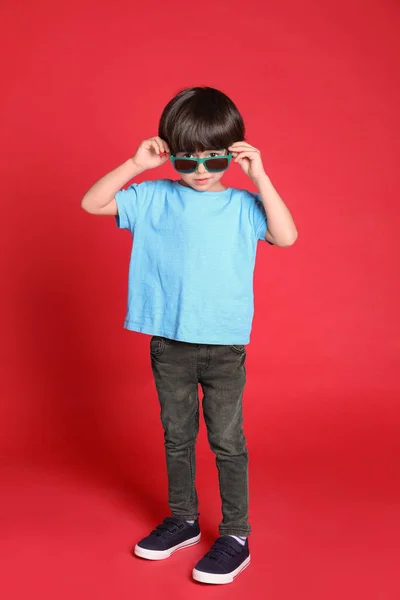 Симпатичный Маленький Мальчик Солнечных Очках Красном Фоне — стоковое фото