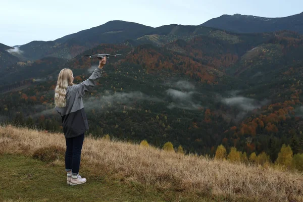 Νεαρή Γυναίκα Μοντέρνο Drone Στα Βουνά Πίσω Όψη Χώρος Για — Φωτογραφία Αρχείου