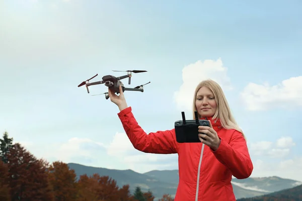 Νεαρή Γυναίκα Μοντέρνο Drone Στα Βουνά — Φωτογραφία Αρχείου