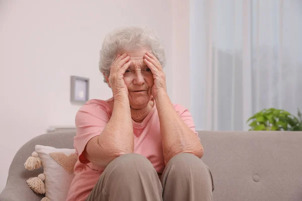 Seniorin Sitzt Mit Kopfschmerzen Hause Auf Sofa — Stockfoto