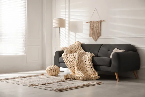 Soft Chunky Knit Blanket Sofa Living Room Interior Design — Stock Photo, Image