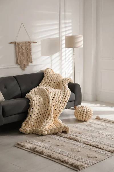 Weiche Klobige Strickdecke Auf Dem Sofa Wohnzimmer Innenarchitektur — Stockfoto