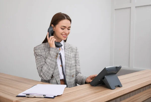 Receptionist Femminile Parlando Telefono Sul Posto Lavoro — Foto Stock