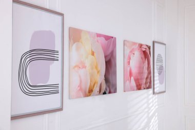 Modern sanat galerisinde duvarda güzel tablolar