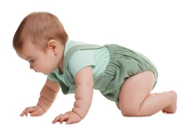 Beyaz arka plan üzerinde sürünerek şirin bebek