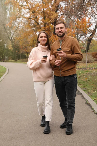 Boldog Pár Visel Elegáns Ruhát Csésze Kávé Őszi Parkban — Stock Fotó