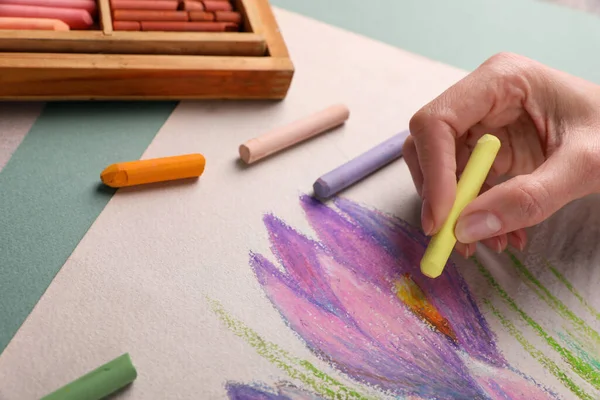 Mujer Dibujando Hermosas Flores Azafrán Con Pastel Suave Mesa Primer — Foto de Stock