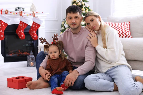 Familia Feliz Habitación Decorada Para Navidad — Foto de Stock