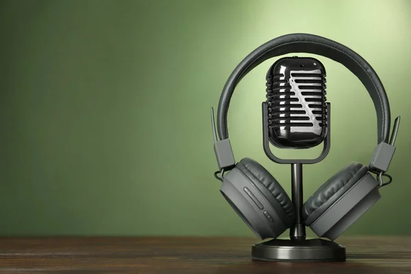 Micrófono Auriculares Modernos Sobre Mesa Madera Sobre Fondo Verde Espacio — Foto de Stock