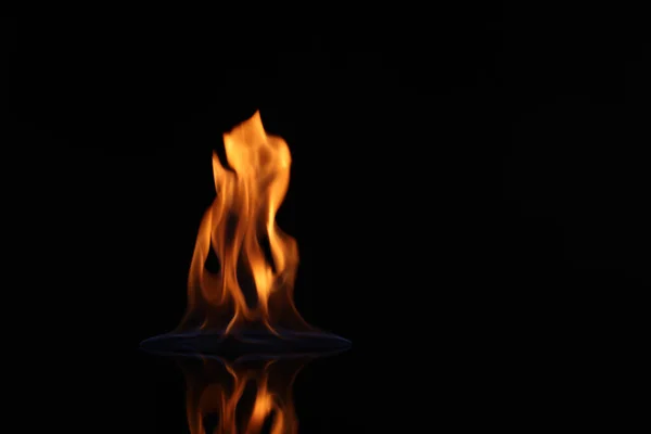 黒の背景にウォッカの炎の美しい景色 — ストック写真