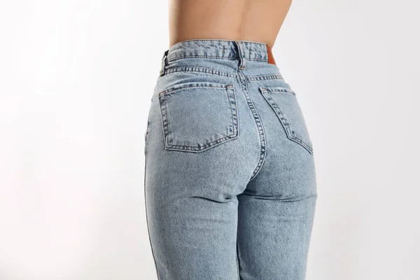 Mulher Jeans Elegantes Fundo Claro Close — Fotografia de Stock