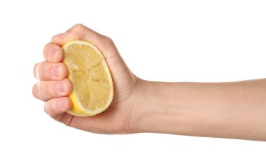 Beyaz arka planda limon sıkan kadın, yakın plan.