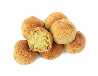 Beyaz arka planda nefis falafel topları yığını.