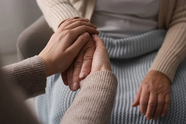 Mujeres Jóvenes Ancianas Cogidas Mano Interior Cerca —  Fotos de Stock