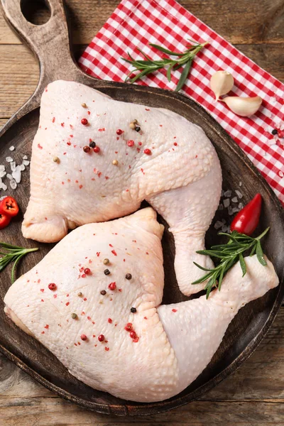 Ακατέργαστα Τέταρτα Πόδι Κοτόπουλου Και Συστατικά Ξύλινο Τραπέζι Επίπεδη Lay — Φωτογραφία Αρχείου