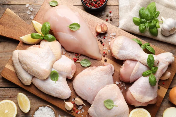 Επίπεδη Σύνθεση Φρέσκο Ωμό Κρέας Κοτόπουλου Ξύλινο Τραπέζι — Φωτογραφία Αρχείου