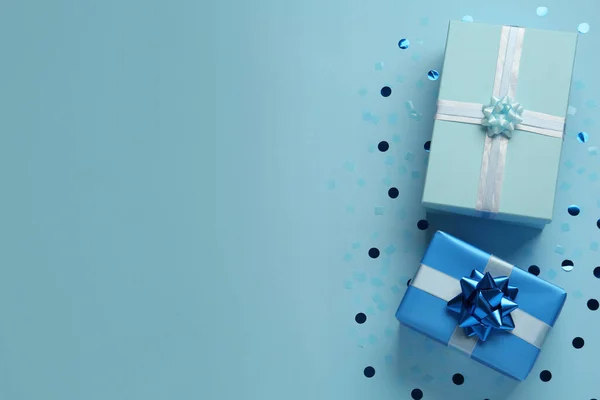 Cajas Regalo Confeti Brillante Sobre Fondo Azul Claro Tendido Plano —  Fotos de Stock