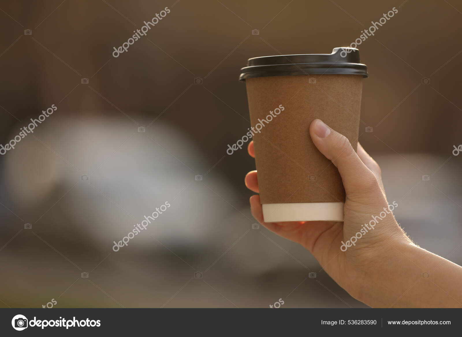 Mujer Con Taza Café Para Llevar Aire Libre Primer Plano: fotografía de  stock © NewAfrica #536283590